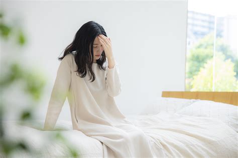 起床偏頭痛|【医師解説】寝起き時の頭痛がひどい…考えられる原。